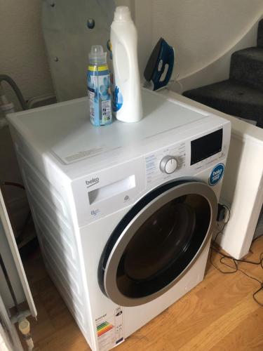 ミル・ヒルにあるRoom with shared kitchenの白い洗濯機(ボトル1本付)