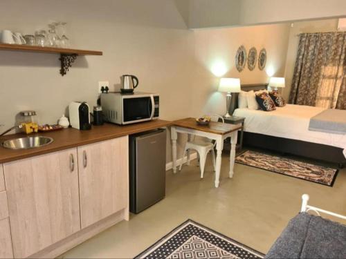 Η κουζίνα ή μικρή κουζίνα στο Steenkoppies semi self catering apartment