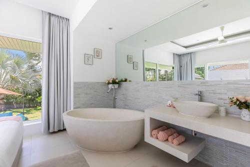 baño con bañera grande y espejo grande en 700m from beach & luxury, en Koh Samui 