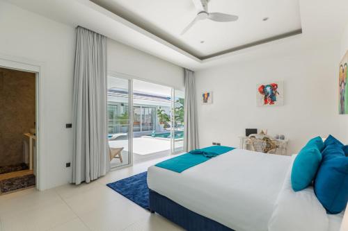 1 dormitorio con 1 cama y chimenea en 700m from beach & luxury, en Koh Samui 