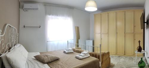 - une chambre avec un lit et une armoire jaune dans l'établissement CASA VACANZE - Il Profumo del Mare, à Portici