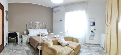 - une chambre avec un lit, un canapé et un lit dans l'établissement CASA VACANZE - Il Profumo del Mare, à Portici