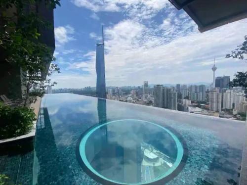 una piscina a sfioro con vista sulla città di Cozy Jr Suite -Amazing KL Skylines & Gorgeous pool a Kuala Lumpur