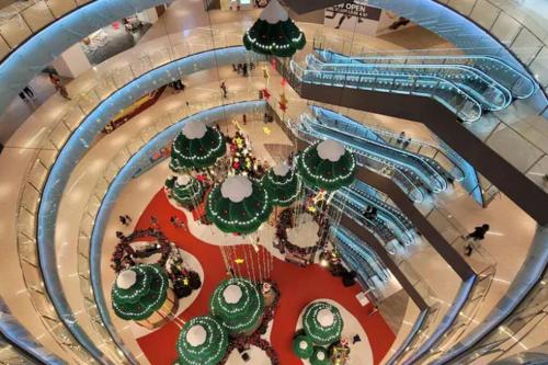 una vista panoramica su un centro commerciale con alberi di Natale di Cozy Jr Suite -Amazing KL Skylines & Gorgeous pool a Kuala Lumpur