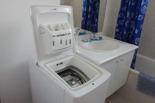 La salle de bains est pourvue d'un lavabo avec un trou. dans l'établissement Vercors Source, à Villard-de-Lans