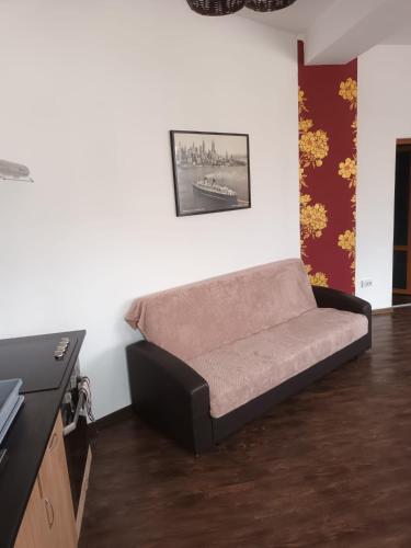 a couch in the corner of a room at Apartament cu 1 dormitor in Ploieşti