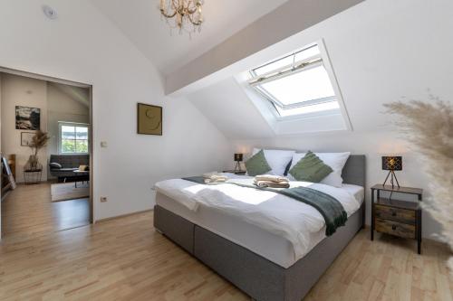a bedroom with a large bed with a skylight at Vitaloase Bad Griesbach im Rottal/70qm/Auszeit/Parkplatz in Bad Griesbach
