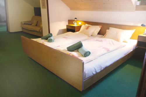 Tempat tidur dalam kamar di Pension Sport Ostružná