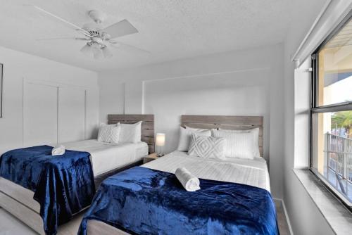Hollywood Beachfront Apartment tesisinde bir odada yatak veya yataklar