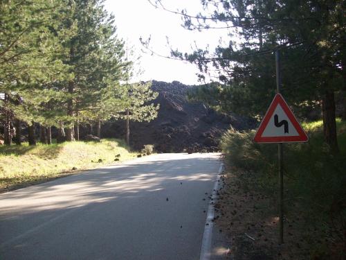 a street sign on the side of a road at Cartoline Dall'Etna B&b in Zafferana Etnea