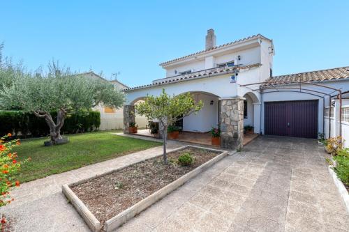 a house with a driveway and a garage at Creixell in Creixell