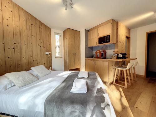 夏慕尼白朗峰的住宿－Le Caribou，一间带大床的卧室和一间厨房