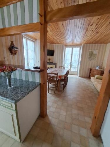 une cuisine et une salle à manger avec une table et des chaises dans l'établissement appartement 3 chambres, à Cauterets