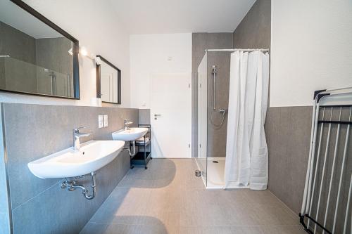 Et badeværelse på DQ01 - Monteurwohnung - WLAN - 5 Personen
