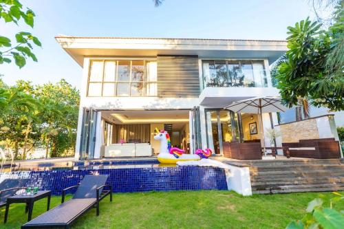 Una casa con una piscina y una inflamante- en Ocean Beach Villas Danang en Da Nang