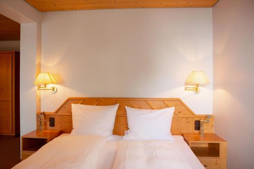 Ένα ή περισσότερα κρεβάτια σε δωμάτιο στο Strandhotel SüdSee Diessen am Ammersee