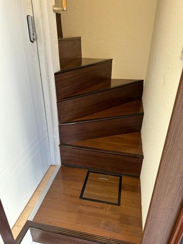 a stairwell with wooden stairs with a wooden floor at 花乃郷 赤羽 in Tokyo