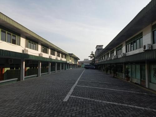 a cobblestone street with buildings on either side at Hotel sahabat baru in Singkawang