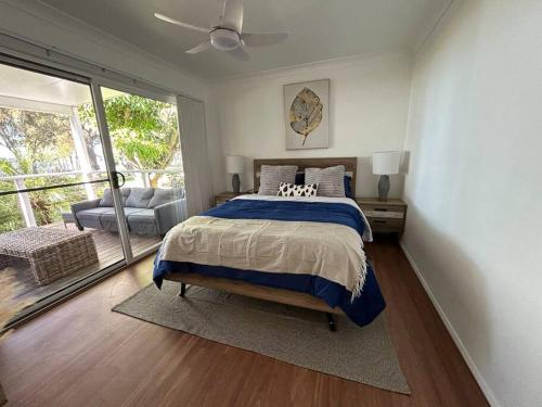 Ein Bett oder Betten in einem Zimmer der Unterkunft Absolutely Lakeside House, quiet and peace