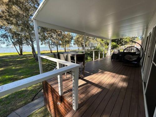 Ein Balkon oder eine Terrasse in der Unterkunft Absolutely Lakeside House, quiet and peace