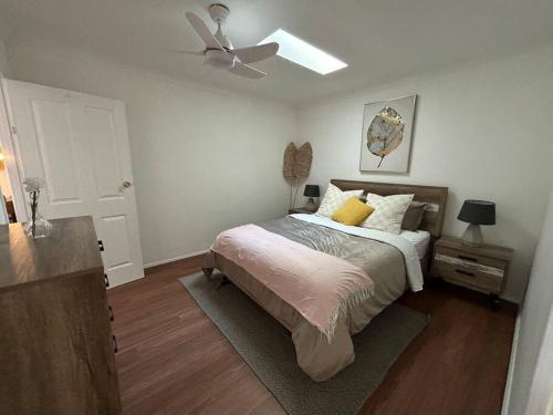 ein Schlafzimmer mit einem Bett und einem Deckenventilator in der Unterkunft Absolutely Lakeside House, quiet and peace in Killarney