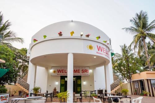 a building with a sign that readsweeklyine star at Hotel Welcome Sri Vip Road Raipur in Phundardih