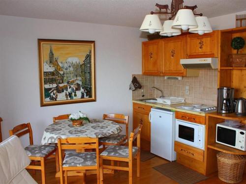 Il dispose d'une cuisine avec une table et des chaises. dans l'établissement Appartement cosy pour 6 pers. avec mezzanine à Crest-Voland, proche pistes et commerces - FR-1-733-137, à Crest-Voland