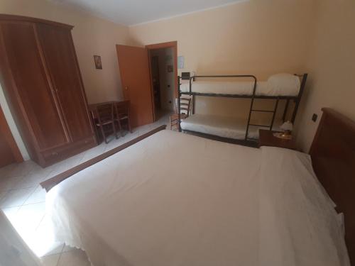 1 Schlafzimmer mit 1 Bett und 2 Etagenbetten in der Unterkunft RESIDENZA RURALE L'ANTICO CASTAGNETO in Sicignano degli Alburni