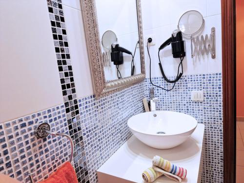 a bathroom with a sink and a mirror at Suite Marrakech Beach, La Graciosa. in Caleta de Sebo