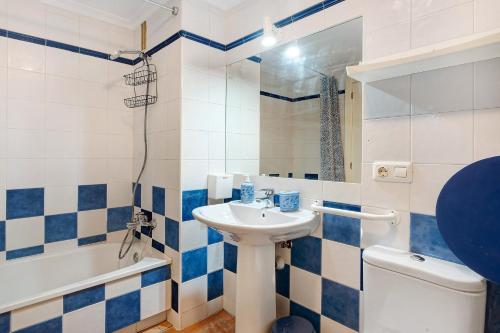 Un baño con lavabo, inodoro y bañera. en Duplex Tejita Beach, en Granadilla de Abona
