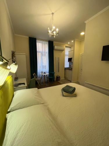 Un dormitorio con una cama con un libro. en Aria Apartments Sarajevo en Sarajevo