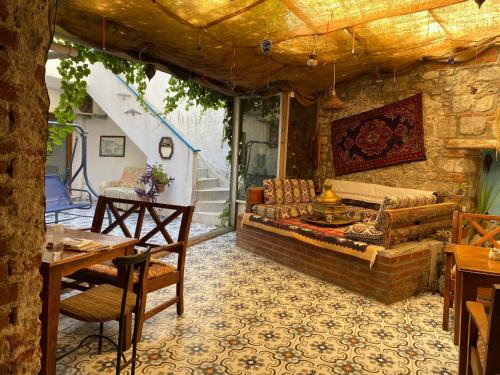 ein Wohnzimmer mit einem Sofa und einem Tisch in der Unterkunft Pergamon pension in Bergama