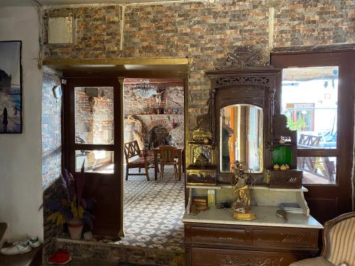 baño con espejo y encimera con lavamanos en Pergamon pension, en Bergama