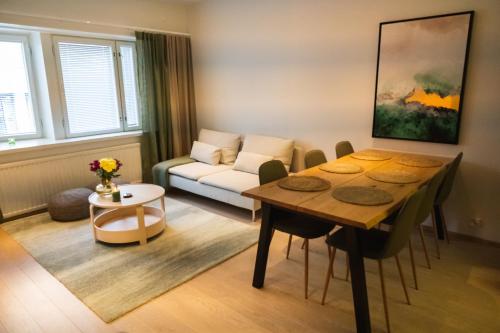 uma sala de estar com uma mesa e um sofá em Unique City Home in Rovaniemi em Rovaniemi