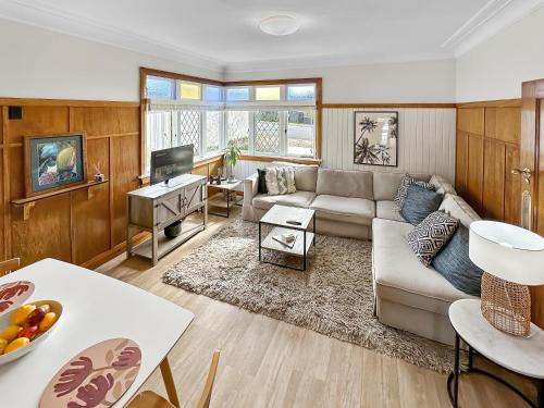 sala de estar con sofá y mesa en Stunning, 4 Bedroom Villa Conversion, en Auckland