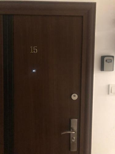 uma porta de madeira com o número nela em Crystal em Suceava