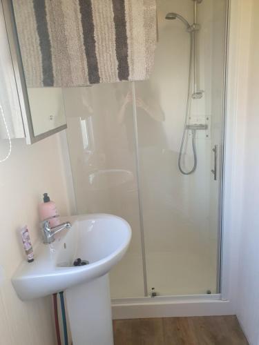 een badkamer met een wastafel en een douche bij Kjs holiday home in Saint Osyth