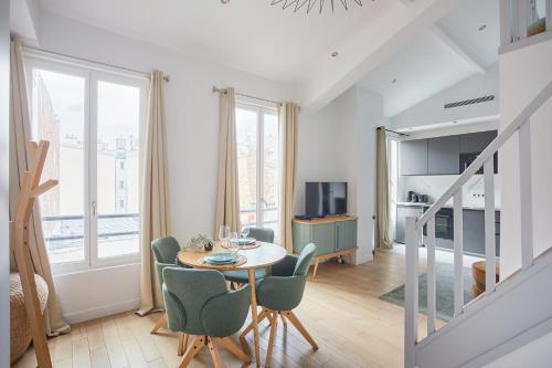 een keuken en eetkamer met een tafel en stoelen bij Résidence Porte Maillot Arc de triomphe by Studio prestige in Parijs