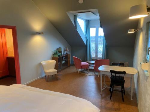 a bedroom with a bed and a table and chairs at Het Veerhuis in Oeffelt