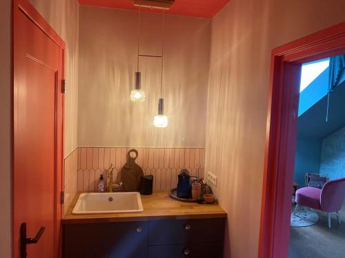 a kitchen with a sink and a counter top at Het Veerhuis in Oeffelt