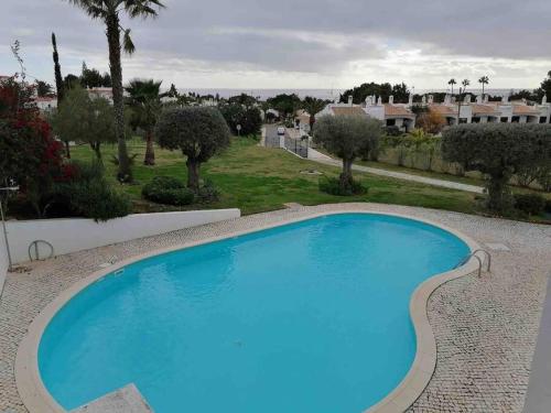 ein großer blauer Pool im Hof in der Unterkunft Townhouse Senhora da Rocha - Alporchinhos in Armação de Pêra
