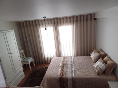 Ένα ή περισσότερα κρεβάτια σε δωμάτιο στο Refugio do Alviela