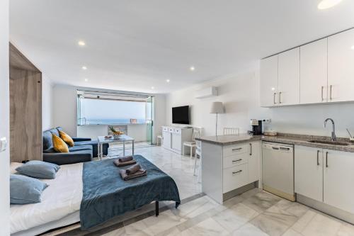 Breathtaking Studio, amazing views, Pool, Beach