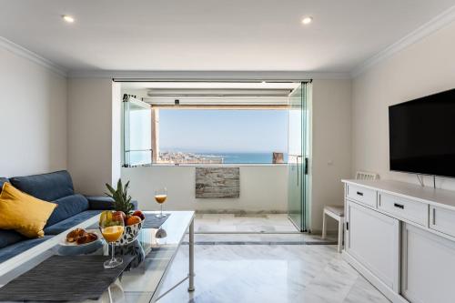 Breathtaking Studio, amazing views, Pool, Beach