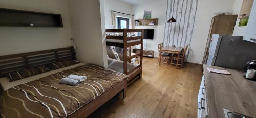 Postel nebo postele na pokoji v ubytování Apartmán Šumavský Buk 14 Brčálník