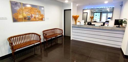 a salon with two benches in front of a counter at MILAN HOTEL in Johor Bahru