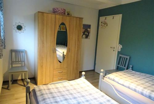 Postel nebo postele na pokoji v ubytování Ferienwohnung Marx - Urlaubstraum im Grünen Binnenland