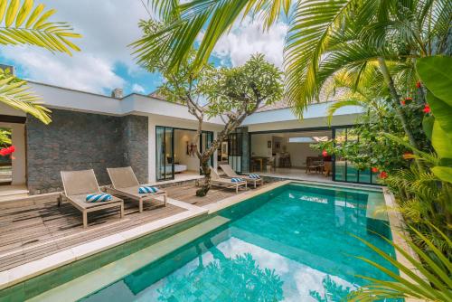 eine Villa mit Swimmingpool und ein Haus in der Unterkunft Villa Anahata: Modern 2BR Villa w/ Pool in Seminyak ! in Seminyak