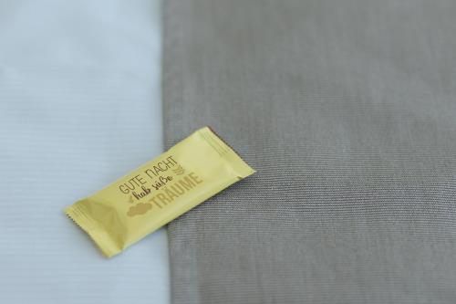a piece of yellow cloth sitting on top of a bed at Kaiser von Österreich, Historik- und Thermalhotel in Bad Radkersburg