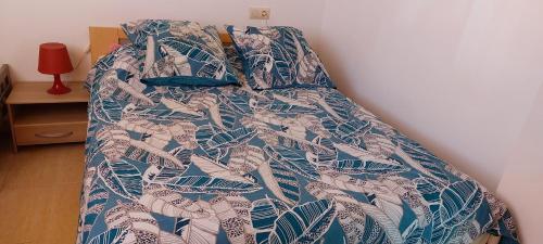 1 cama con edredón azul y blanco en Costa del Azahar, en Torreblanca